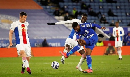 Vidéo – Premier League : Quand l’arbitre arrête le match pour permettre à Cheikhou Kouyaté et Fofana de faire la rupture du jeûne Vidéo – Premier League : Quand l’arbitre arrête le match pour permettre à Cheikhou Kouyaté et Fofana de faire la rupture du jeûne