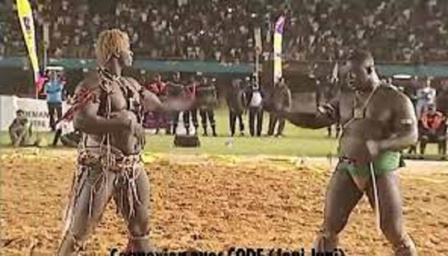 Officiel : Balla Gaye 2/ Gris Bordeaux ficelé par Gaston Mbengue Officiel : Balla Gaye 2/ Gris Bordeaux ficelé par Gaston Mbengue