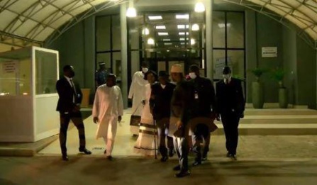 IMAGES : Vivez l'arrivée de Lamine Diack à Dakar IMAGES : Vivez l'arrivée de Lamine Diack à Dakar