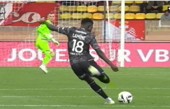 Ligue 1 : le trophée du but du mois d’octobre décerné à Lamine Camara Ligue 1 : le trophée du but du mois d’octobre décerné à Lamine Camara