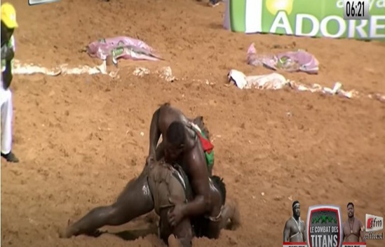 Eumeu perd les armes à la main, Tapha vainqueur dans la douleur Eumeu perd les armes à la main, Tapha vainqueur dans la douleur