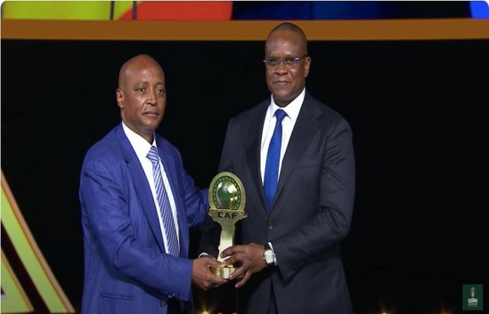 CAF Awards : Macky Sall reçoit le prix de l'excellence CAF Awards : Macky Sall reçoit le prix de l'excellence