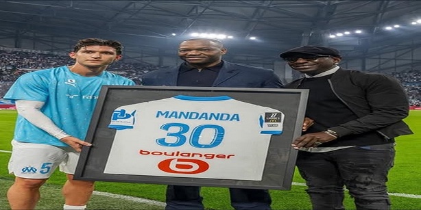 Hommage à Mandanda : Marseille retire le numéro 30 Hommage à Mandanda : Marseille retire le numéro 30
