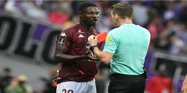 Déjà 2 cartons rouges, 6 matchs de suspension : Sadibou Sané joue avec le feu Déjà 2 cartons rouges, 6 matchs de suspension : Sadibou Sané joue avec le feu