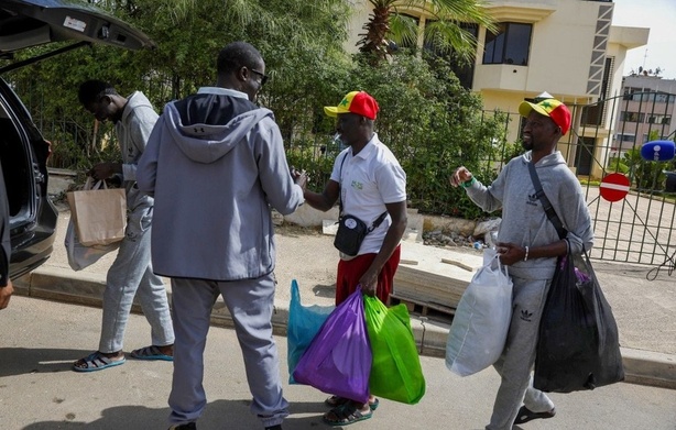 Retour à Dakar des trois premiers supporters libérés après la CAN au Maroc Retour à Dakar des trois premiers supporters libérés après la CAN au Maroc