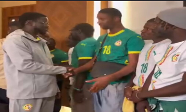 Graciés par le Roi du Maroc, les supporters accueillis par le Président Diomaye Faye Graciés par le Roi du Maroc, les supporters accueillis par le Président Diomaye Faye