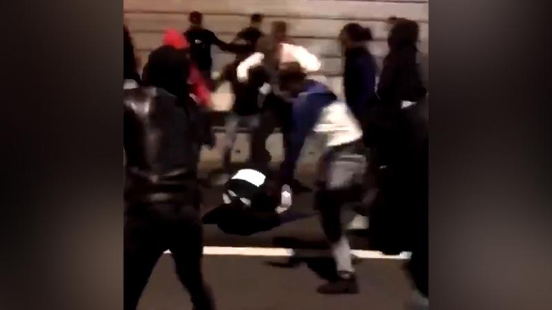 Combat Gouy-Gui-Sitteu : Les piétons, les conducteurs, et les journalistes violemment attaquée par une foule