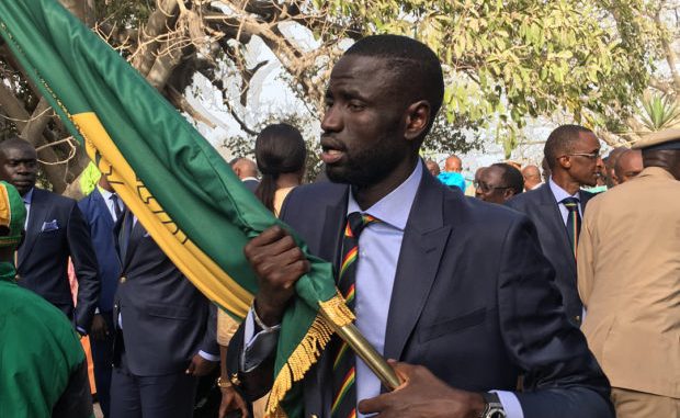 Les images de la remise du drapeau national aux lions