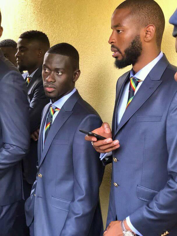 Les images de la remise du drapeau national aux lions