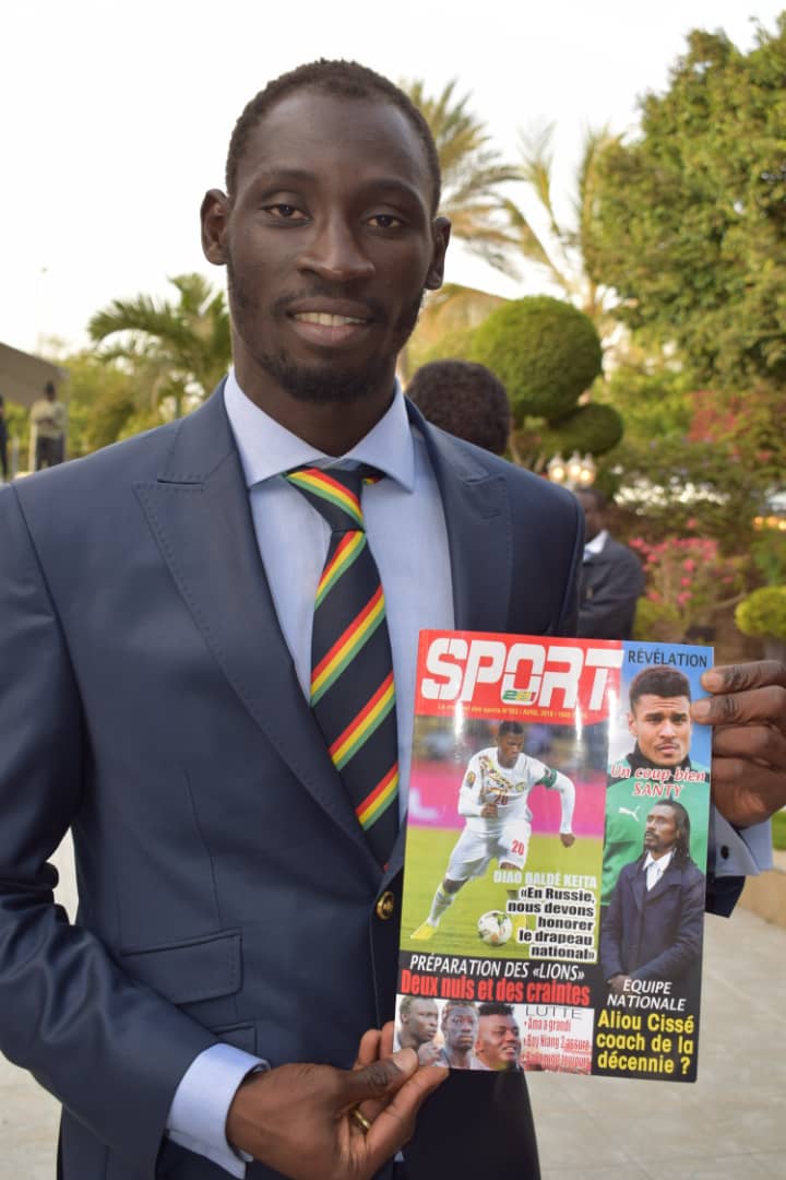 Les lions du Sénégal avec le numéro 2 de votre magazine SPORT221
