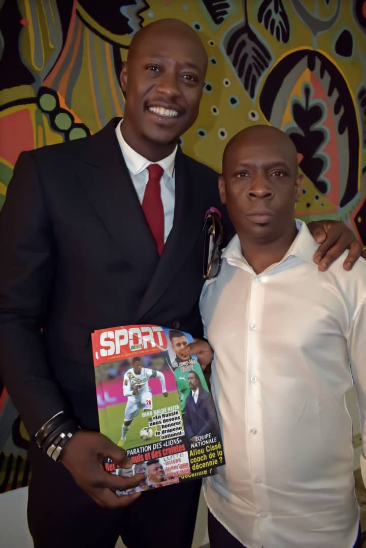 Les lions du Sénégal avec le numéro 2 de votre magazine SPORT221