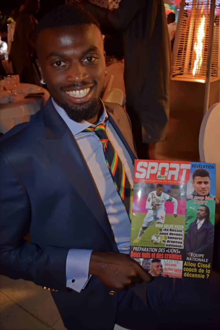 Les lions du Sénégal avec le numéro 2 de votre magazine SPORT221