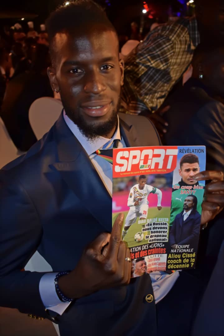 Les lions du Sénégal avec le numéro 2 de votre magazine SPORT221