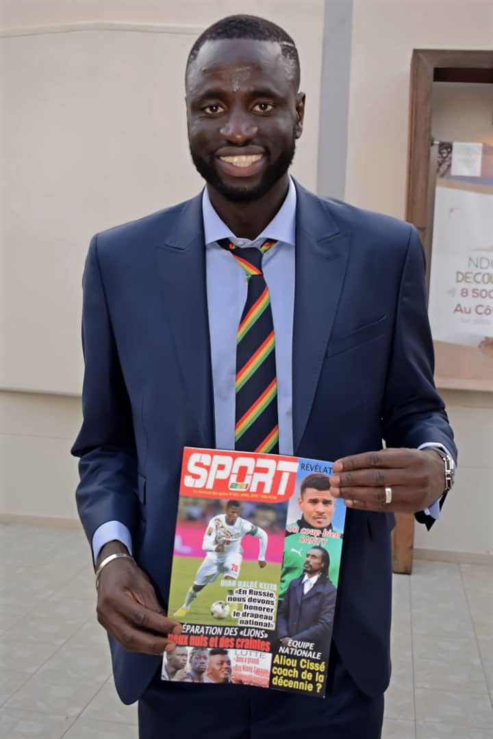 Les lions du Sénégal avec le numéro 2 de votre magazine SPORT221