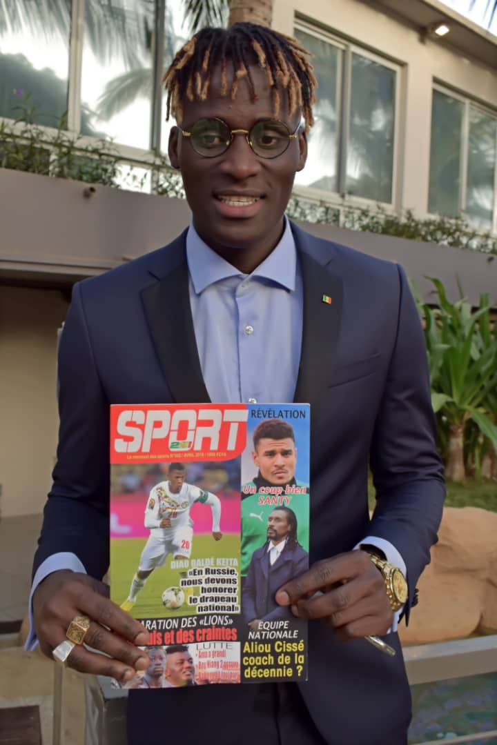 Les lions du Sénégal avec le numéro 2 de votre magazine SPORT221