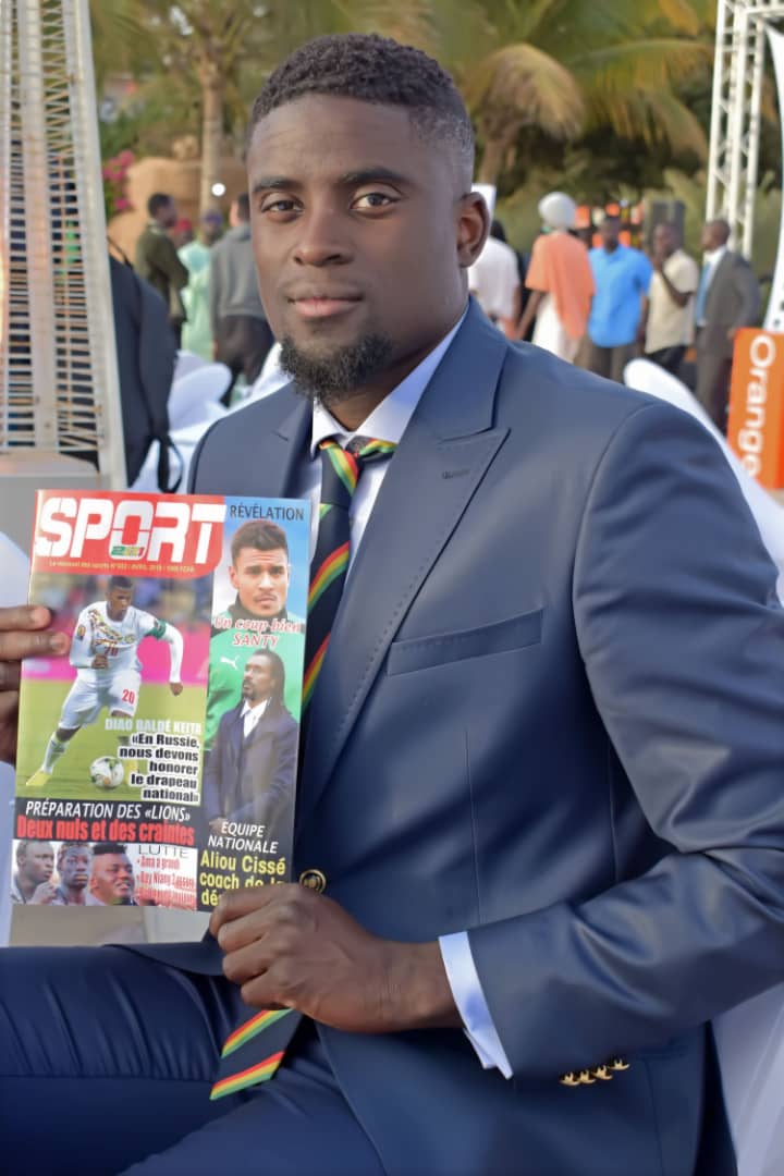 Les lions du Sénégal avec le numéro 2 de votre magazine SPORT221