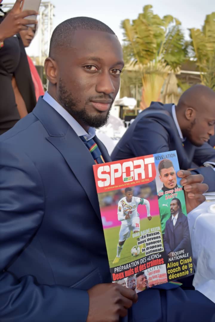 Les lions du Sénégal avec le numéro 2 de votre magazine SPORT221