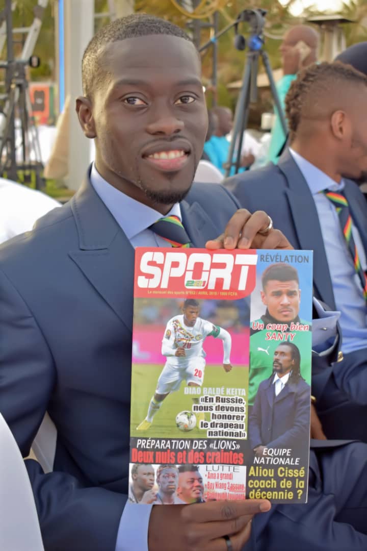 Les lions du Sénégal avec le numéro 2 de votre magazine SPORT221