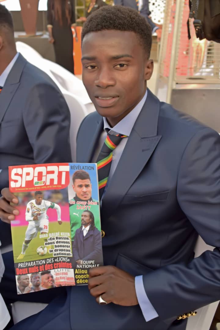 Les lions du Sénégal avec le numéro 2 de votre magazine SPORT221
