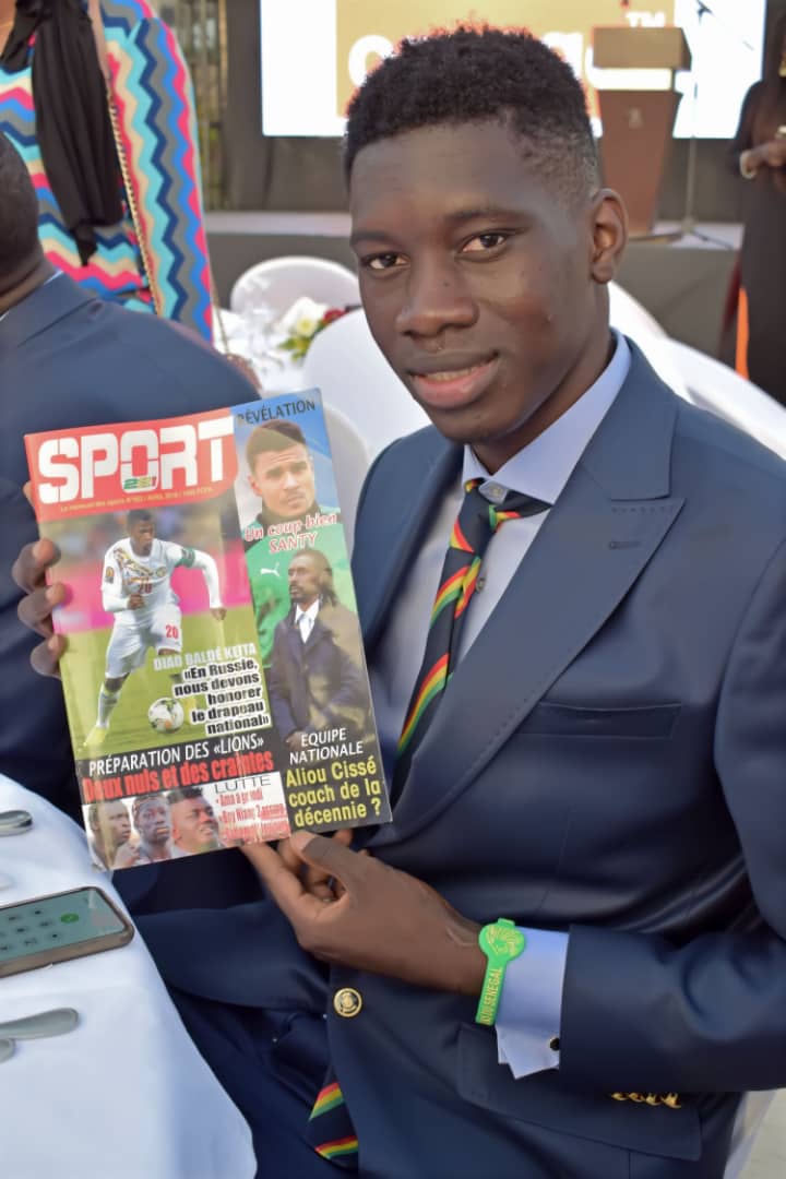 Les lions du Sénégal avec le numéro 2 de votre magazine SPORT221
