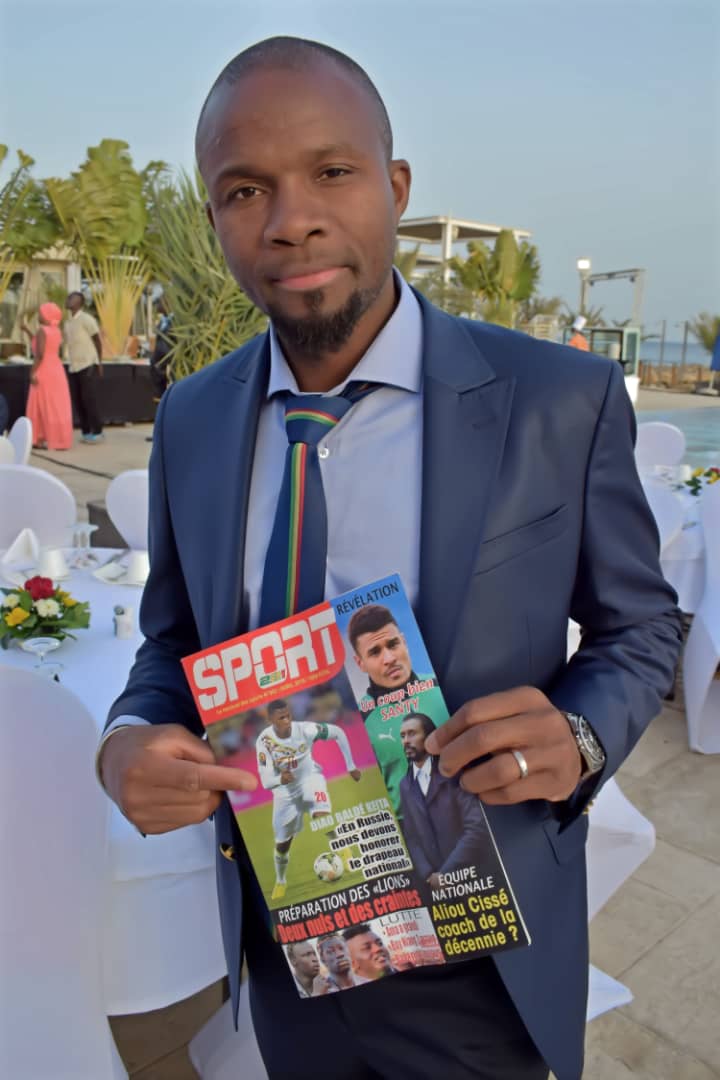 Les lions du Sénégal avec le numéro 2 de votre magazine SPORT221