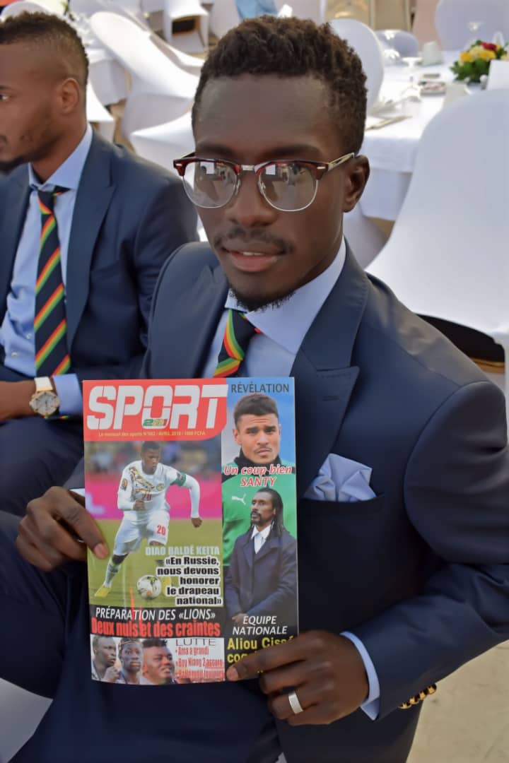 Les lions du Sénégal avec le numéro 2 de votre magazine SPORT221