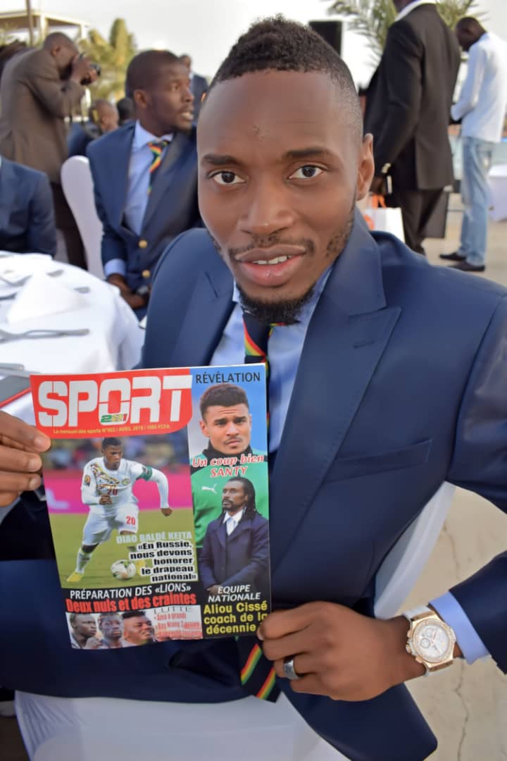 Les lions du Sénégal avec le numéro 2 de votre magazine SPORT221