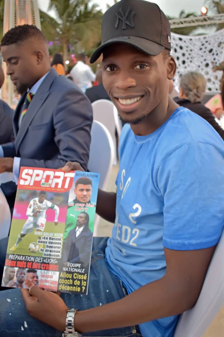 Les lions du Sénégal avec le numéro 2 de votre magazine SPORT221