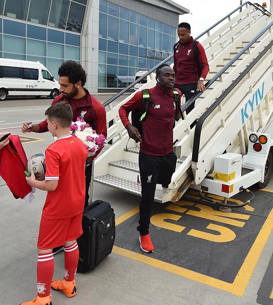 Sadio Mané à sa descente d'avion à Kiev