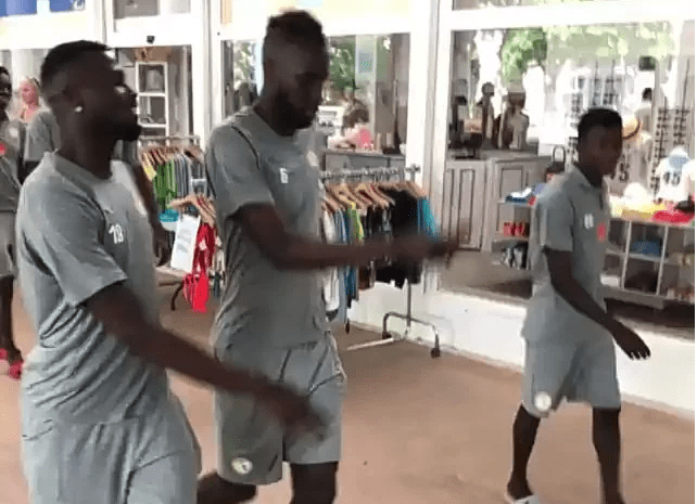 Ambiance avant le Japon : Mbaye Niang met de la joie dans la Tanière