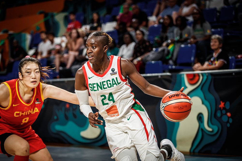Yacine Diop (24) qui tente de déborder la Chinoise Xuemeng Wang. Photo (Fiba)