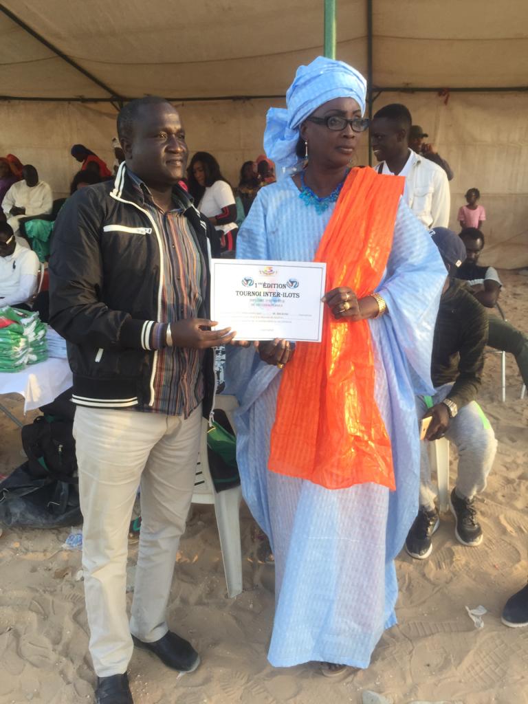 Iba Kane du journal Sunu Lamb recevant un diplôme de reconnaissance