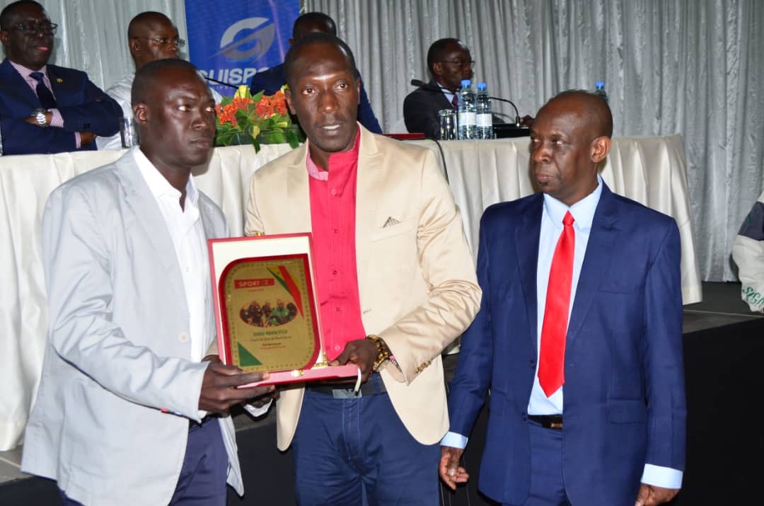 Le représentant du Dg de la Poste, M. Siré Dia remettant le prix à Ngalla Sylla