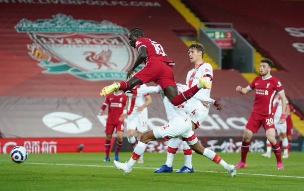 Premier League : Sadio Mané butteur, Liverpool ne lâche rien
