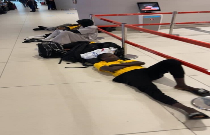 Basket : les Lions dorment dans le hall de l’aéroport d’Istanbul