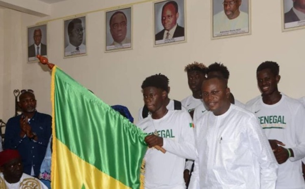 Remise de drapeau aux Lionceaux : Matar Ba: « En Grèce, faites preuve de courage et de détermination… »