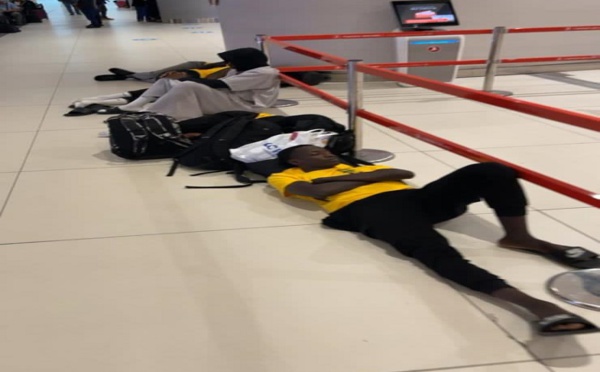 Basket : les Lions dorment dans le hall de l’aéroport d’Istanbul