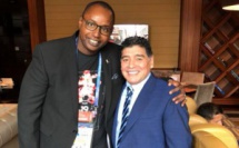 Le journaliste Aliou Goloko en compagnie des légendes du football mondial