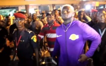 Regardez : l’accueil réservé à Balla Gaye 2 après son atterrissage à l’AIBD