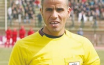Vidéo-Insolite en Algérie : un arbitre donne deux cartons jaunes à un joueur et le laisse poursuivre le match