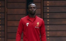 Liverpool : Sadio Mané pose avec les nouveaux maillots des Reds