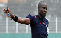 VIDEO-Coupe CAF : l’arbitre sénégalais Maguette Ndiaye violenté par les joueurs de Sfax